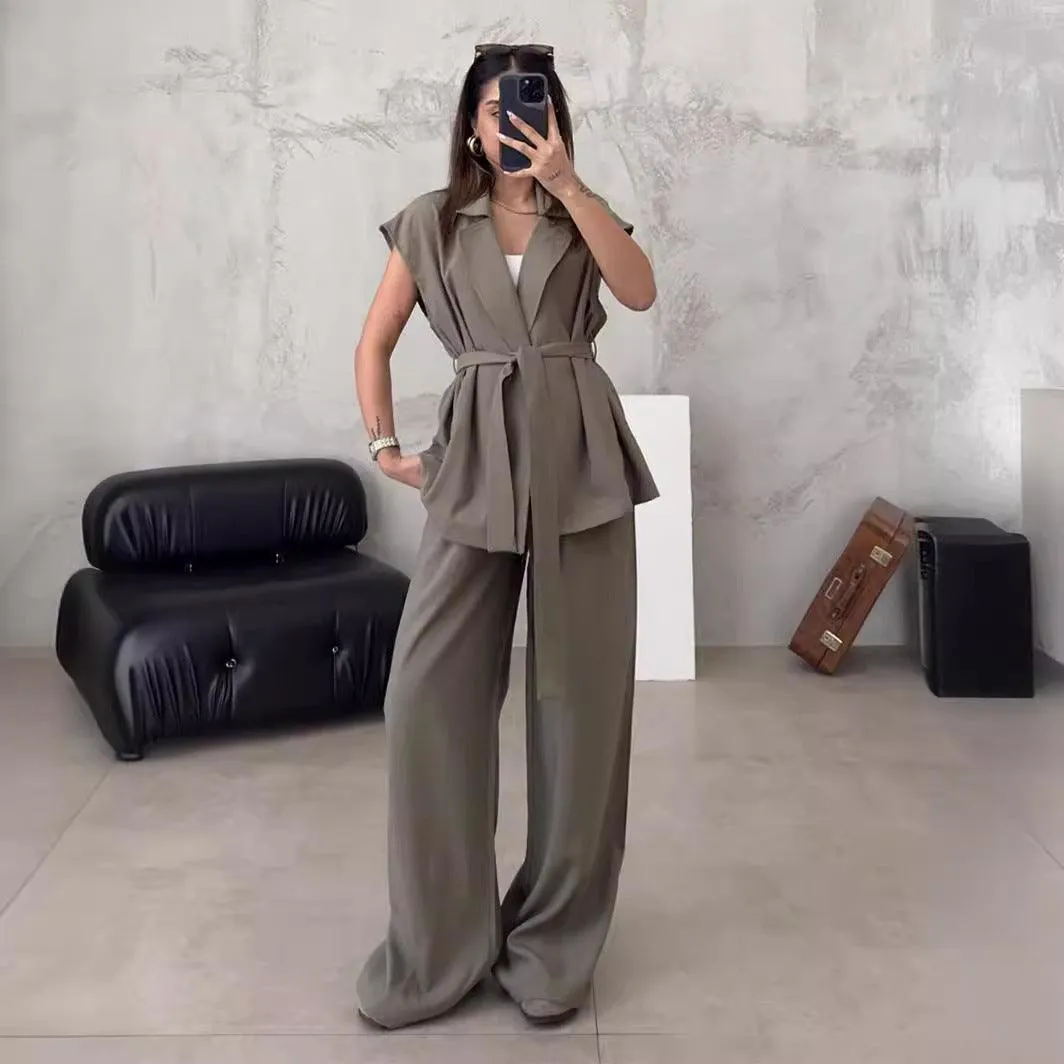 Chic casual sleeveless outfit for women