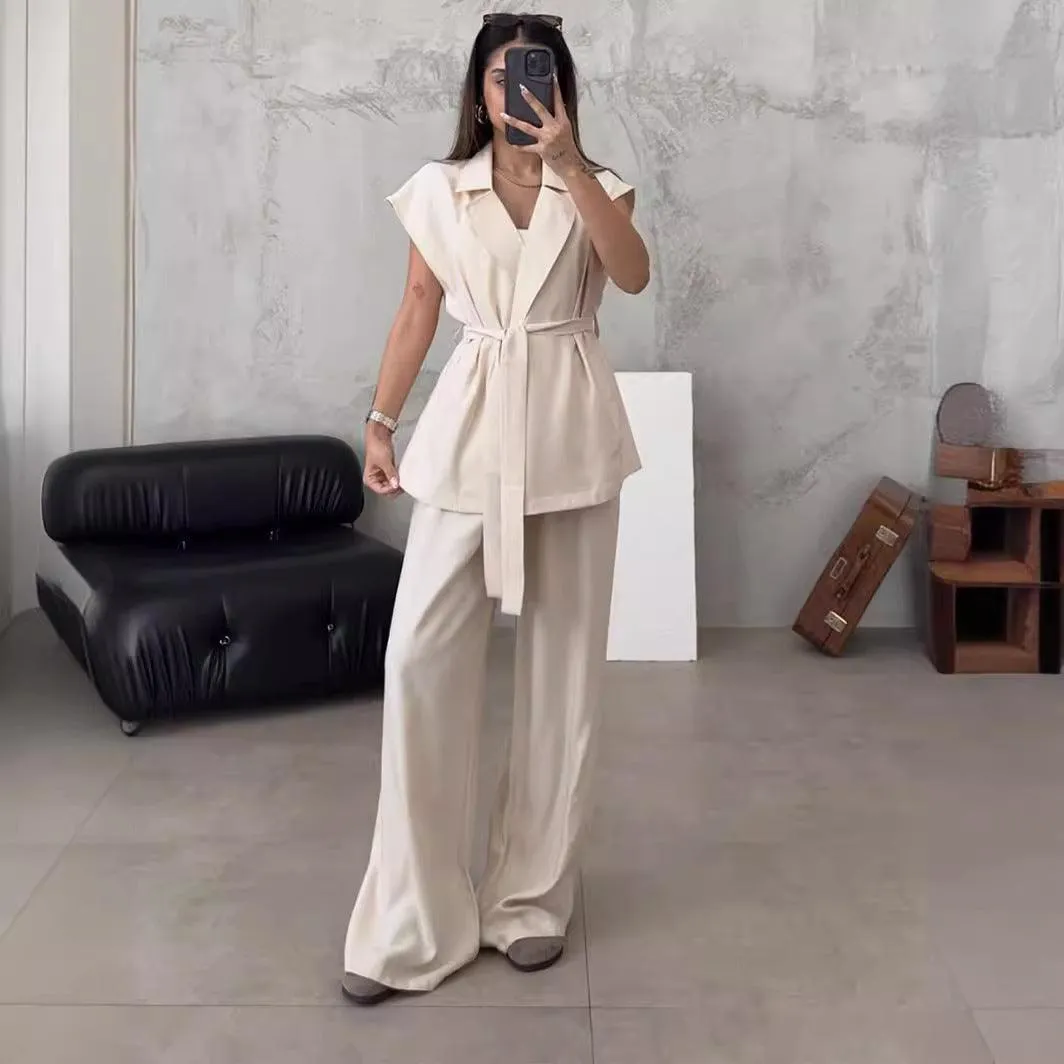 Chic casual sleeveless outfit for women